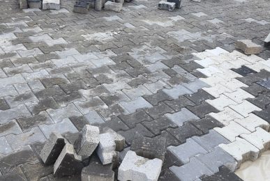 Bilkent kilit taşı fiyatları ✔ 100 m² sıfır kilit taşı fiyatı: 18.000 TL (nakliye hariç) ✔ 100 m² ikinci el kilit taşı fiyatı: 15.000 TL (nakliye hariç) ✔ 1 palet kilit taşı (15,6 m²): Fiyat markaya ve modele göre değişmektedir.