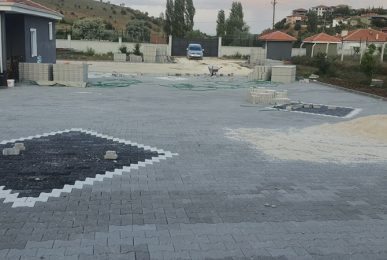 Gölbaşı Kilit Taşı Fiyatları ✅ 8 cm'lik Kilitli Yol Parke Taşı: 1 palet (12 m²) 2.280 TL + nakliye ücreti ✅ 100 m² Kilitli Taş Fiyatı: 16.000 - 17.000 TL ✅ Standart 6 cm kilit taşı fiyatı: 150 - 180 TL/m² ✅ Kumlamalı parke taşı fiyatı: 180 TL/m²