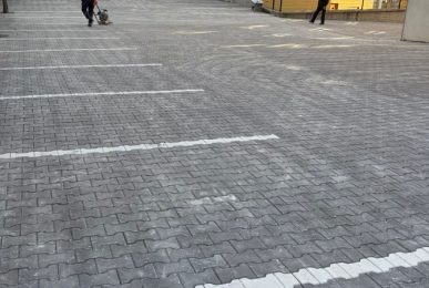 Cebeci Kilit Taşı Fiyatları: ✔ 8 cm'lik Kilitli Yol Parke Taşı: 1 palet (12 m²) 2.280 TL + nakliye ücreti ✔ 100 m² Kilitli Taş Fiyatı: 16.000 - 17.000 TL aralığında