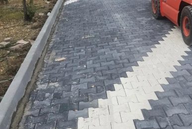 İncek Kilit Taşı Fiyatları Ortalama Kilitli Yol Parke Taşı Fiyatı 1 Palet (15,5 metrekare) 2.550 TL + Nakliye 100 m2 Kilitli Taş Fiyatı 18.000 – 18.500 TL arasıdır.